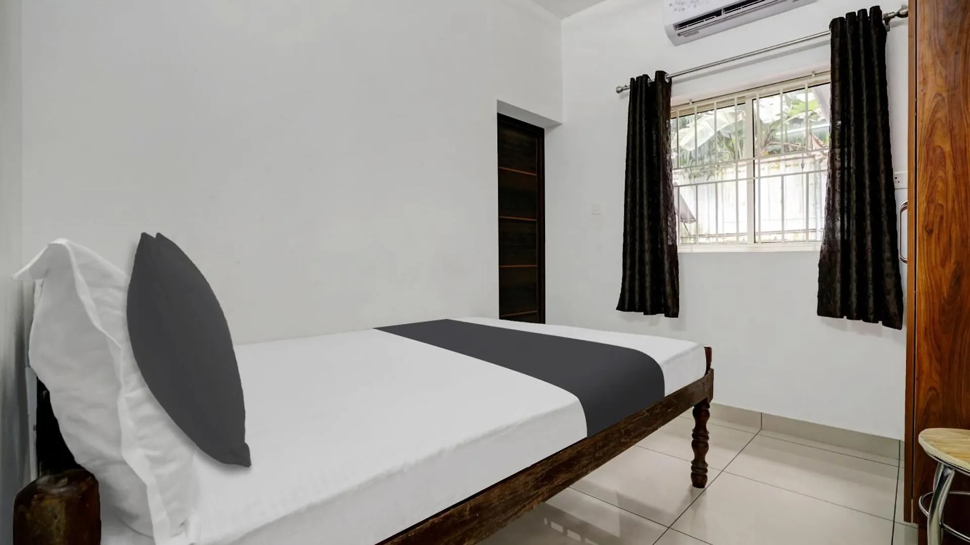 Alwaye Hotel O Ferryland Residency
