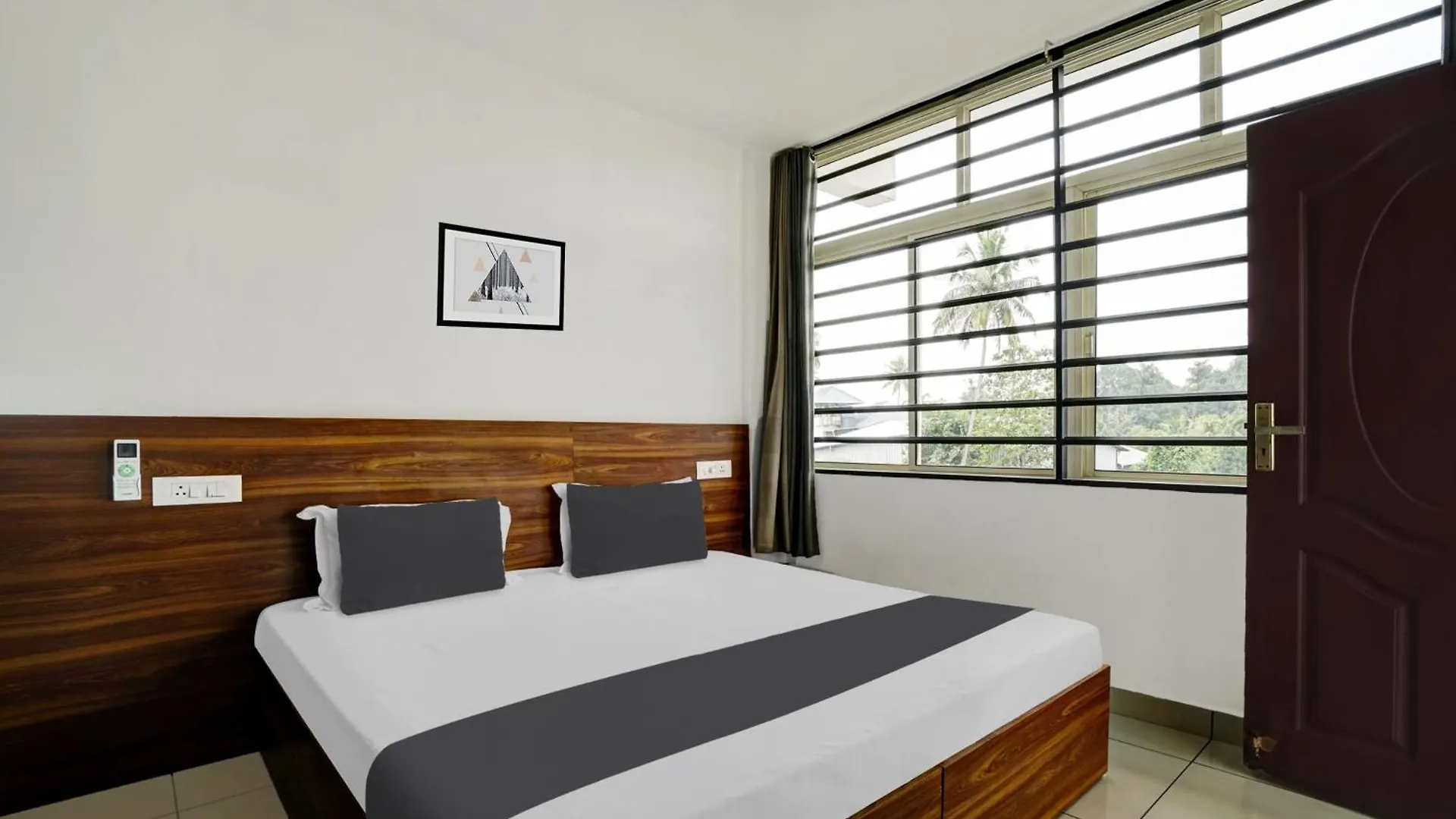 Alwaye Hotel O Ferryland Residency