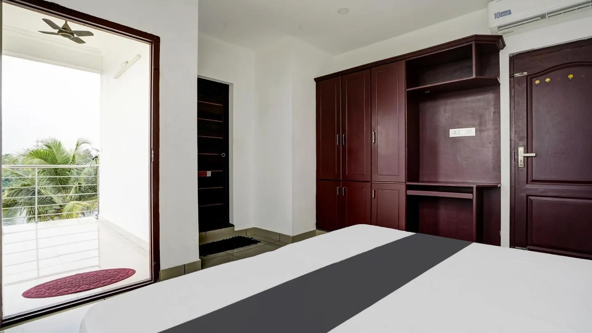Alwaye Hotel O Ferryland Residency הודו